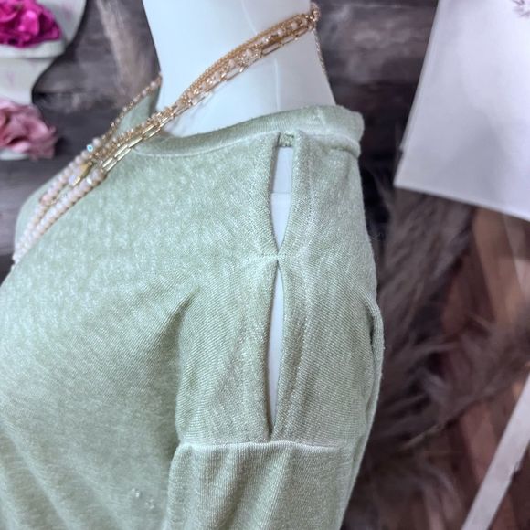 Max Studio Performance Terry Cold Shoulder Pullover Bell Sleeves Medium 💗 - Picture 4 of 9